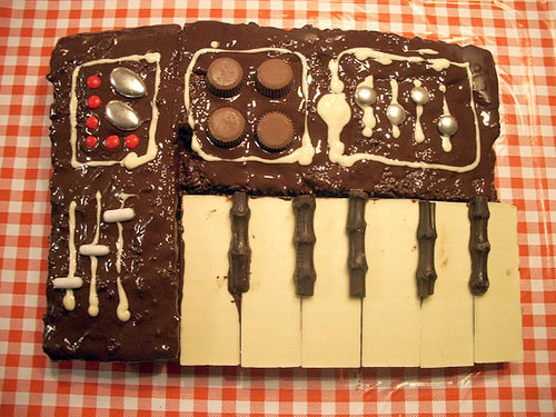 synthesizer cake