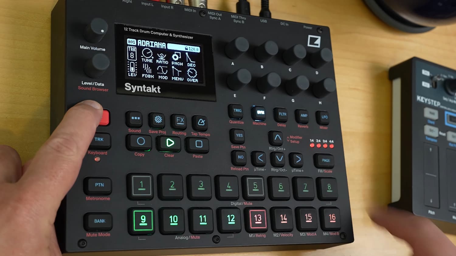 大砲候補  シンセサイザー syntakt 新品　elektron DJ機器